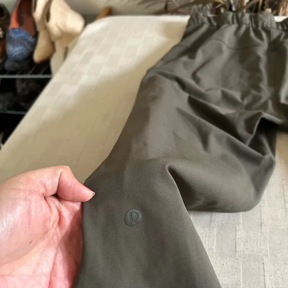 Lululemon On The Fly Crop 23” in Dark Olive - Picture 7 of 13